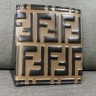 FENDI咖啡色浮雕短夾