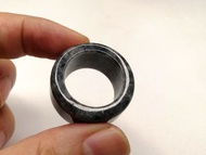 翡翠A貨【烏雞扳指】 
烏雞種，大小 :圈口21.3mm，外徑32mm，高15.1mm。烏雞色，正裝扳指，壁厚大氣。玉件有微紋痕，無裂。
超值清貨價$150
