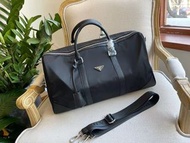 🔥PRADA Re-Nylon  琺瑯金屬三角形徽標可調節可拆卸肩帶  織物拼皮革 手提單肩斜跨旅行包  男款  黑色