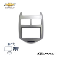 หน้ากากวิทยุ SONIC หน้ากากวิทยุติดรถยนต์ 7" นิ้ว 2 DIN CHEVROLET เชฟโรเลต โซนิค ปี 2012-2015 สีเทา สำหรับเปลี่ยนเครื่องเล่นใหม่ CAR RADIO FRAME