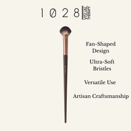 1028 ARTISAN Fan-Shaped Highlighter Brush F25 | Soft Bristles for Face & Cheek Highlighting | Profes