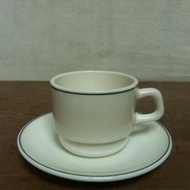 WH6635【四十八號老倉庫】全新 早期 法國製 ARCOPAL 象牙白藍灰圈 牛奶玻璃 咖啡杯 200cc 1杯1盤價