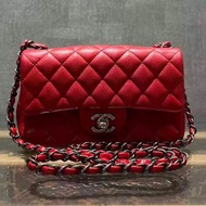 21開 Chanel 大mini 紅色荔枝皮CF銀扣鏈條包。裸包有標，成色挺好！