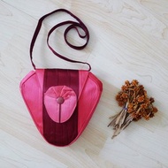 「Charles Jourdan」品牌的復古包，由絲綢與真皮混合製成，飾有花痴。