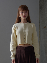 AILUMI – Aimi Cropped Cardigan เสื้อคาร์ดิแกนทรงครอป กระดุมเหล็กโลโก้ตัว A