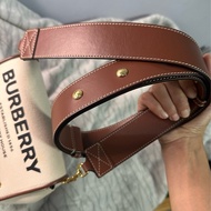 Burberry 米帆布咖皮邊金釦前印字樣寬背帶小號斜背相機包