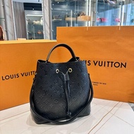 *SHIHNA名牌精品*LV M45256 黑色壓紋水桶包