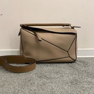 98新 Loewe 羅意威 puzzle中號沙色幾何包 手提斜挎包 底長29 附件肩帶