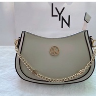 กระเป๋าสะพายข้าง LYN รุ่น โมนา  มี 5 สี  เเต่งสายสร้อยด้านหน้า ทรง HOBO คอลใหม่ 2025