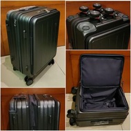 全新 20吋 前開蓋 前揭式 行李箱，一鍵拆卸彈簧減震剎制滾輪節省收藏空間及分閞收納衛生放心，或寄倉前拆下滾輪，避免常見托運過程被撞脫或損毀帶來旅程的煩惱，內有拉鏈夾層手提電腦保護套，四正實用，磨砂面