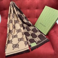義大利奢侈時裝品牌Gucci咖啡色大字母雙色抽鬚圍巾  代購