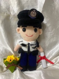 警察公仔 #警察畢業公仔 用心製作 香港警察公仔 Hong kong police  手織警察公仔 資料保完口❤️香港督察公仔手織畢業公仔🧸‼️獨一無二手織畢業公仔，來圖訂製🧚🏻‍♀️🧸  ⚠️由於度