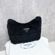 99新 PRADA普拉達黑色毛絨菱格三合一斜挎包  尺寸：22x18x8cm