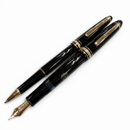 成色極佳 ▼MONTBLANCMeisterstück 146 經典鋼筆與原子筆套裝（黑金配色）- 14K 金中筆尖，白色星形圖案。男士鋼筆和原子筆（共兩支）。經測試，功能完好。附原廠筆盒。