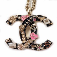 成色極佳的香奈兒 (CHANEL) B24P ABD325 山茶花香水袋，Icon Design 大型 Coco 標誌項鍊，黑色、金色、粉色，帶原裝盒，意大利​​製造，女士款。