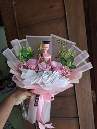 Buket boneka Barbie Wisuda Bouquet Berbi Hijab Nembak Cewek