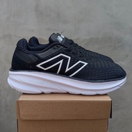 Sepatu running pria new balance black white , sepatu olahraga pria wanita terbaru hitam putih , sepa