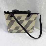 這是一款愛馬仕（Hermès）Cabas H En Biais 27 手袋