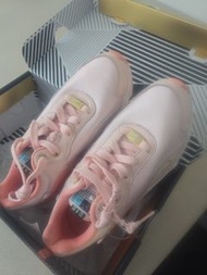 Nike WMNS RYZ 365 size 7 38 $400