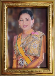 กรอบรูปกระจกมงคล สมเด็จพระนางเจ้าสุทิดา พัชรสุธาพิมลลักษณ พระบรมราชินี ขนาด33.5×46.5เซนติเมตร