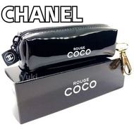 只有極少量🎁25年新款🆕️專櫃贈品🎁CHANEL黑色漆皮包(含掛勾)➕️精選好物推介➕️🌼代購優惠$340  2起$330有量PM🌼✅️全球🌎專櫃/免稅店/進口貨可以掛住喺手袋🖤實物好好睇尺寸：寬10