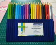(嘉義)🌈德國施德樓全美系列~油性色鉛筆標準型24色組STAEDTLER產品編號MS157 SB24🌈彩色素描鉛筆
