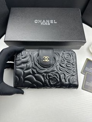 💕折扣 💕 氣質滿分浮雕山茶花黑金中長錢夾 | CHANEL Camellia Embossed Medium Long Wallet|