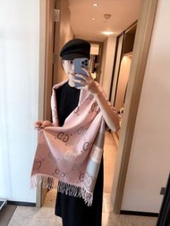 Gucci 粉色圍巾