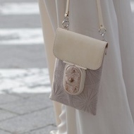 手繡斜背包，奶油色迷你手機袋，手機包。