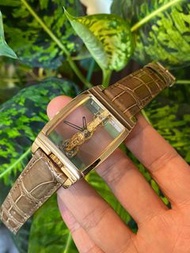 崑崙金橋紅金限量版
05.0001 32×50 mm
酒桶型設計  留空款式
機芯18K紅金甲板
手動上鏈 招牌款式值得收藏
全新鱷魚帶 原裝扣
單錶，HKD 83000
☎️ 62064288