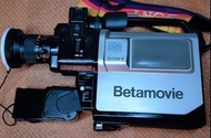 1983 年上市首款商業消費級攝錄一體機Sony  Betamovie  BMC-100P,跟機手提皮箱、兩電池。無9.6V充電器！無法測試！適合收藏！順豐到付！不議價！