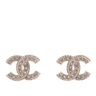 CHANEL CC Logo 滿版水鑽鑲飾針式耳環(淡金色)