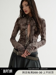 เสื้อเชิ้ตแขนยาวทรงเข้ารูปสไตล์หวานและเผ็ดร้อน JNYLON-24AW พร้อมกระดุมหัวใจแบบย้อนยุคและลายพิมพ์ ด้า