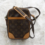 「JL精品代購」9新 LV 老花豎版相機包