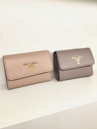 英國outlet 英國代購 英國直送 Prada Plain Leather Folding Wallet Logo Outlet Folding Wallets 短銀包 散紙 金logo 三摺銀包 