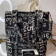 Chanel 字母帆布白字黑底托特包單肩包購物包。7開卡標有，尺寸35-30-13，邊角些微磨白。還另附一個小包包+口紅包。