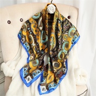 Square patterned scarf size 90x90.