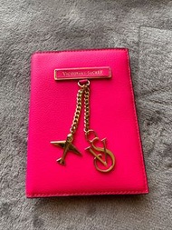 二手VICTORIA'S SECRET維多利亞的秘密桃紅色皮革金標護照夾 粉紅芭比護照包 多功能卡包