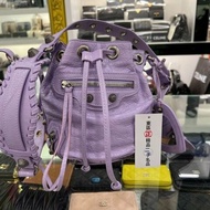 ㊣東區正精品㊣BALENCIAGA 702431 Le Cagole bucket 近全新紫色銀扣鉚釘斜背包水桶包 RZ6038