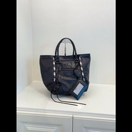 Balenciaga tote
限量滾邊soblack 機車包