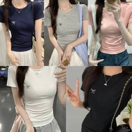 พร้อมส่งจากไทย (FYT79) เสื้อครอปแขนสั้น คอกบม ดีเทลแต่งลายโบว์ที่หน้าอก สีพาสเทล