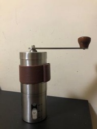 隨身帶小型不鏽鋼磨咖啡豆機,磨豆機自己帶😎
