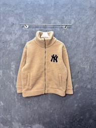 MLB 經典情侶羊羔毛外套  材質軟糯親膚保暖  顏色：米白色 卡其色 Size： XS-XXL