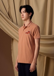 CROCODILE MOCHA MOUSSE BROWN CUSTOM FIT POLO SHIRT WITH EMBROIDERY เสื้อโปโลทรงคัสตอมฟิตสีนำ้ตาลมอคค