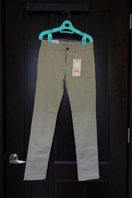 Uniqlo slim fit 卡其褲