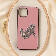 立體刺繡手機殼 iPhone 13 PBAT PU合成皮革 貓咪x煙粉色