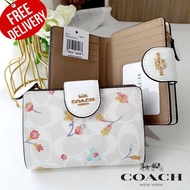 กระเป๋าสตางค์
MEDIUM CORNER ZIP WALLET IN SIGNATURE CANVAS WITH MYSTICAL FLORAL PRINT (COACH C8741) ออก Shop USA รับประกันของแท้ 100%