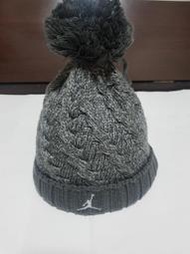 【小莫賣場】Jordan 喬丹 服飾類 NIKE 毛帽 毛球 帽子 男款 灰色 飛人 線繡 M J JMPMN