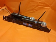 雙通道 UHF 無線麥克風系統UHF Dual Channel Wireless Microphone System包含一個雙通道接收主機與兩支無線咪