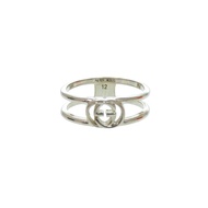 成色極佳的 Gucci GG 互扣式 G 925 純銀戒指，尺寸 12（美碼），貨號 797029 J8400 8106。銀戒指，售價 1695 美元。 [二手] GUCCI